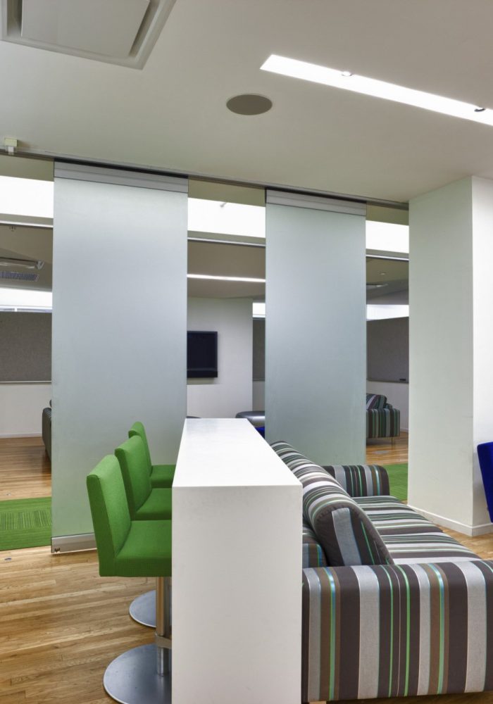Trimless-movable-frosted-glass-panels